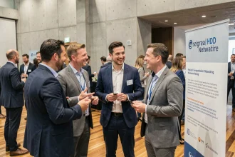 Groupe de professionnels en networking lors d'un événement d'entreprise Lesentreprisesfrenchy 2026 dans une salle de conférence moderne